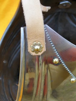 Detail der Riemenbefestigung aus vegetabilen Rindsleder, Zierschiebe und Nieten mit Messingkpfen