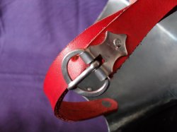 Detail der Eisenschnalle mit gefeiltem Blech