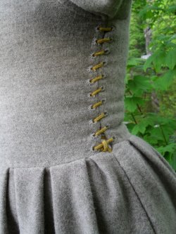 Detail der Taille mit seitlicher Schnrung und eingenhten Faltem am seperaten Rockteil