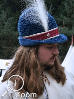 Filzhut mit Wollzotteln, Seidenf�tterung, Damastband, Agraffe und Reiherstutz. Foto von Filip Ge