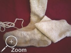 Nadelgebundene Kniestrmpfe aus handgesponnener Wolle