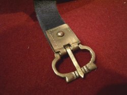 Detail der Schnallenbleche mit Punzierungen