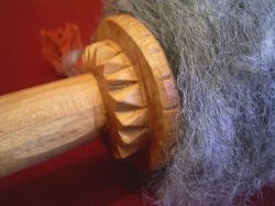 Detail des Kopfes mit kardierter Wolle