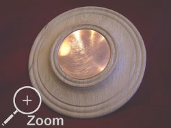 Bronzespiegel mit Holzeinfassung