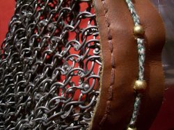 Detail der Kloben aus Messingbronze und der Befestigung des Ringelpanzerkragens