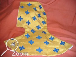 Gugel aus pflanzengefrbter Seide mit Futter aus Seide und Leinen und applizierten Lilien