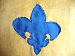 Detail der Lilienapplikation in Seide