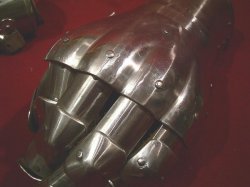 Vorderansicht mit getriebenen Fingerkncheln