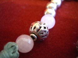 Detail der silbernen Perlen mit Durchbrucharbeiten und der Bergkristallperlen