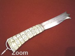 Vorlegemesser mit Beingriff und Kreisaugenverzierungen